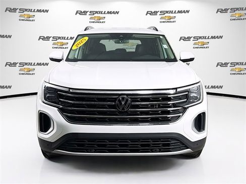 Used 2025 Volkswagen Atlas SE image 2