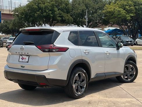 Used 2025 Nissan Rogue SV FWD image 4