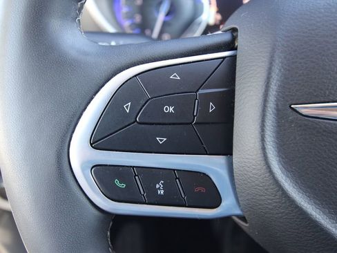 Used 2024 Chrysler Pacifica Touring-L image 21