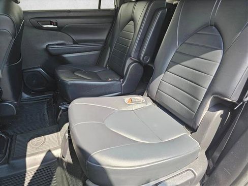 Used 2022 Toyota Highlander XLE AWD/4WD image 19