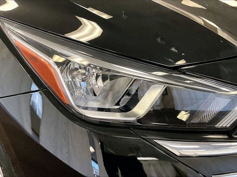 Used 2024 Nissan Versa S w/ Trunk Package image 27