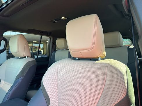 Used 2025 Lexus GX 550 image 21