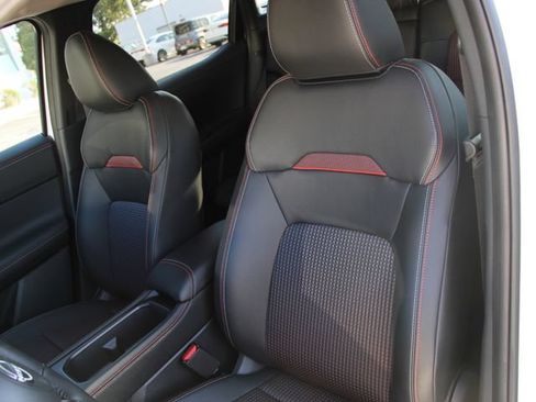 Used 2025 Nissan Kicks SR FWD image 5