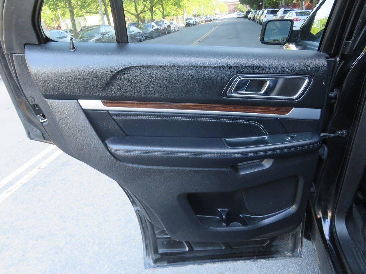 Used 2018 Ford Explorer Limited w/ Equipment Group 301A AWD/4WD image 30
