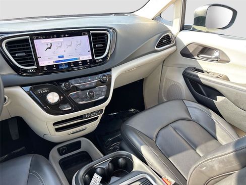 Used 2023 Chrysler Pacifica Touring-L FWD image 22