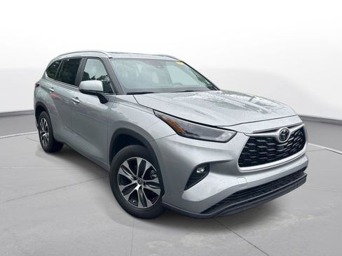 Used 2023 Toyota Highlander XLE FWD image 4