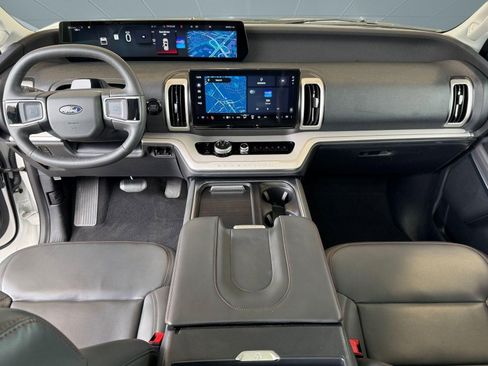 Used 2025 Ford Expedition Active image 17