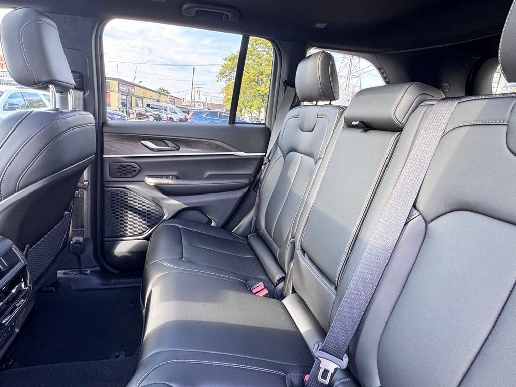 Used 2026 Jeep Grand Cherokee Limited AWD/4WD image 17