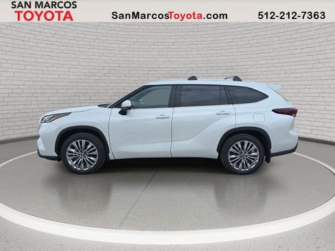 New 2026 Toyota Highlander Platinum image 8