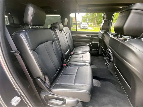New 2025 Jeep Wagoneer L Series III w/ Premium Group I AWD/4WD image 13