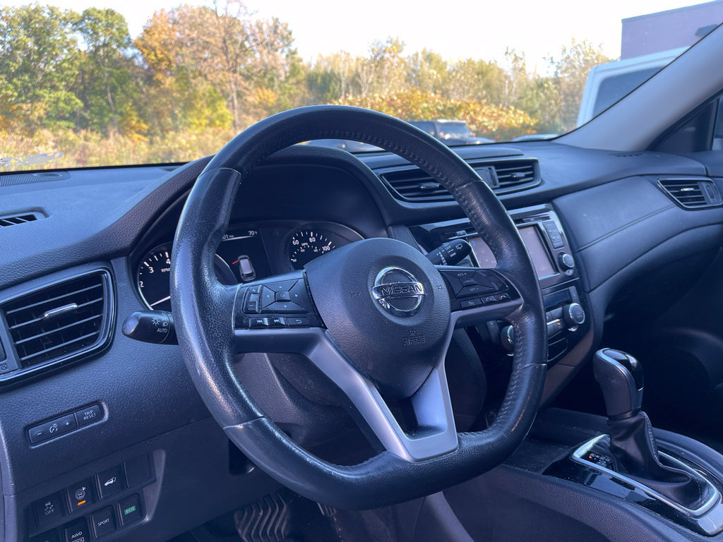 Used 2017 Nissan Rogue SV w/ SV Premium Package AWD/4WD image 9