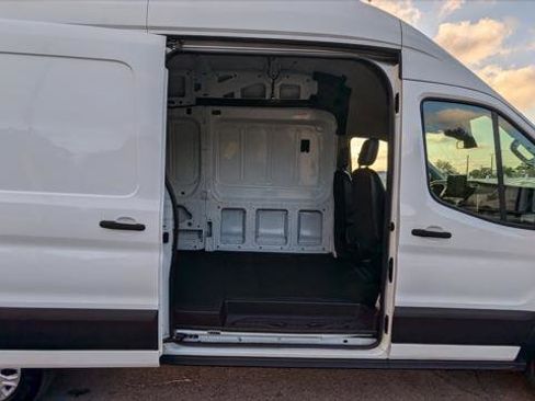 Used 2022 Ford E-Transit 148 High Roof Extended image 17