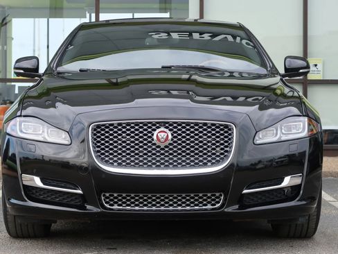 Used 2017 Jaguar XJ R-Sport image 2