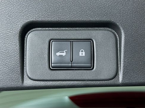 Used 2025 Nissan Rogue SV image 28