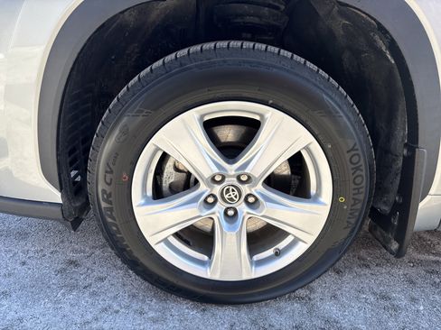 Used 2024 Toyota Highlander LE image 11