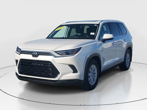Certified 2024 Toyota Grand Highlander XLE image 3