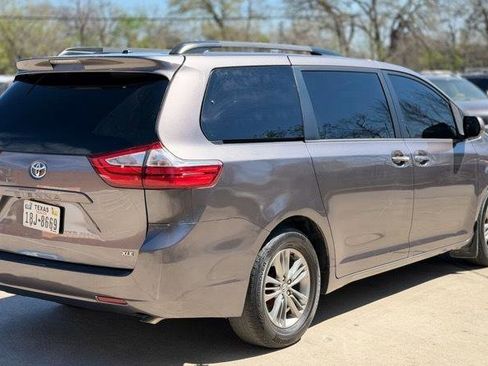 Used 2015 Toyota Sienna XLE image 4