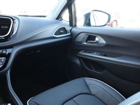 New 2026 Chrysler Pacifica Limited FWD image 55
