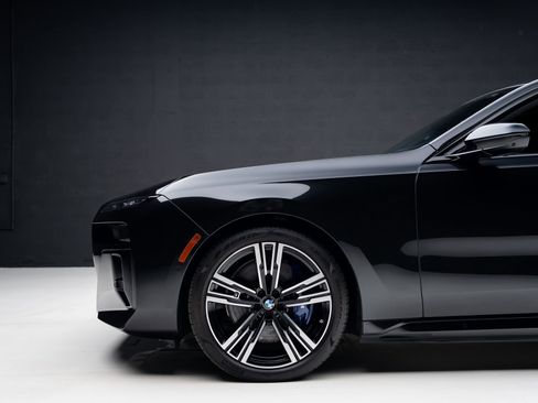 Used 2023 BMW i7 xDrive60 w/ Executive Package 2 image 18