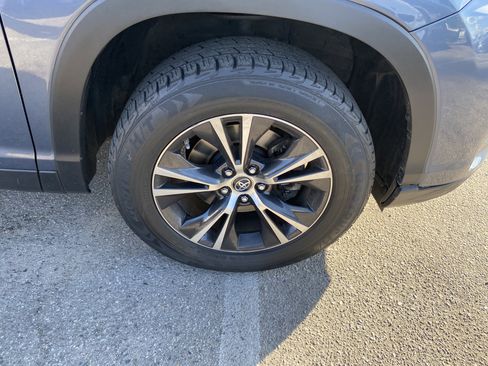 Used 2019 Toyota Highlander LE w/ Carpet Mat Package (TMS) FWD image 26