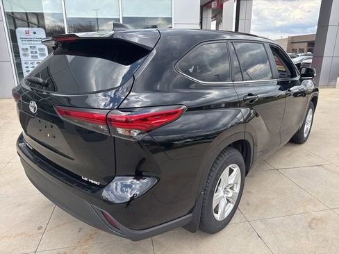 Used 2023 Toyota Highlander LE AWD/4WD image 7