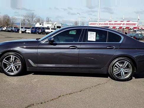 Used 2022 BMW 530i xDrive w/ Premium Package image 5
