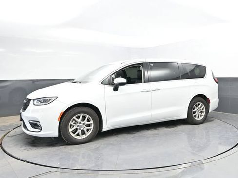 Used 2023 Chrysler Pacifica Touring-L FWD image 9