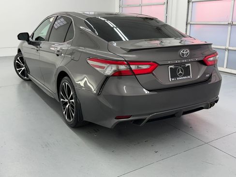 Used 2018 Toyota Camry SE w/ Accessory Appearance Package image 3
