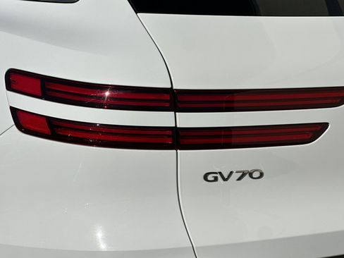 Used 2024 Genesis GV70 2.5T w/ Select Package image 38