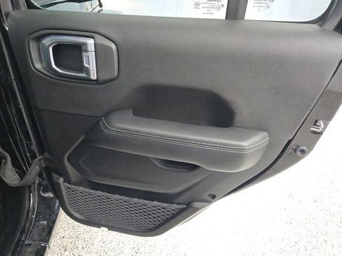 Used 2023 Jeep Wrangler Unlimited Sahara AWD/4WD image 10
