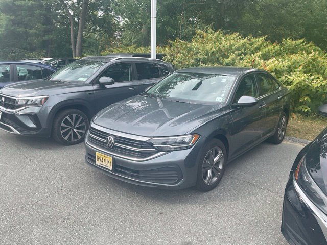 Used 2024 Volkswagen Jetta SE FWD image 3