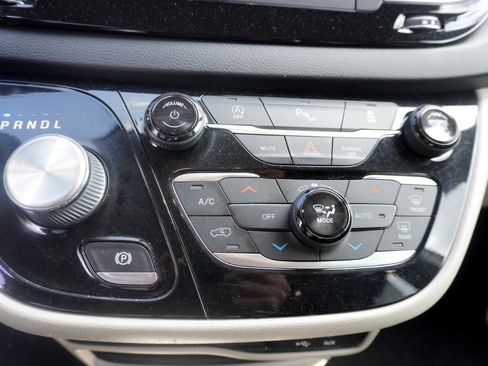 Used 2020 Chrysler Pacifica Touring-L image 20