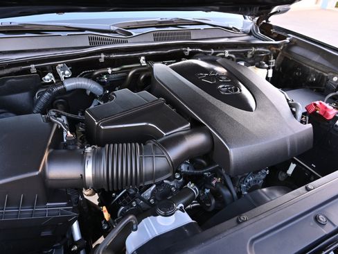 Used 2016 Toyota Tacoma TRD Sport image 32