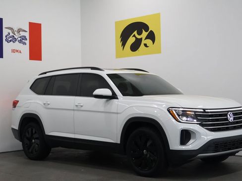 Used 2024 Volkswagen Atlas SE w/ Panoramic Sunroof Package image 1