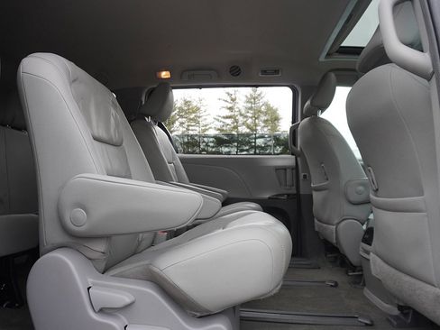 Used 2018 Toyota Sienna XLE w/ XLE Navigation Package image 41