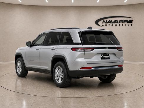 Used 2025 Jeep Grand Cherokee Altitude RWD image 5