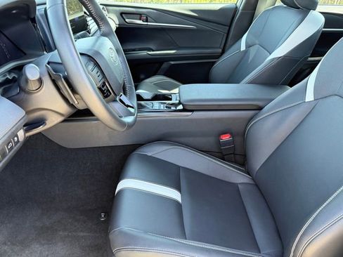 Used 2025 Toyota Camry SE image 10