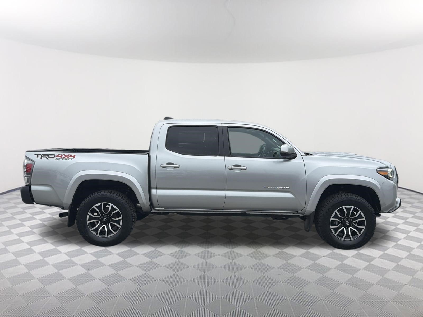 Used 2022 Toyota Tacoma TRD Sport w/ TRD Premium Sport Package AWD/4WD image 5