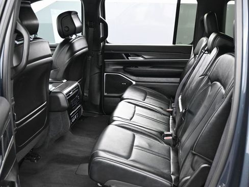 Used 2024 Jeep Wagoneer Series II w/ Flexible Seating Group image 31