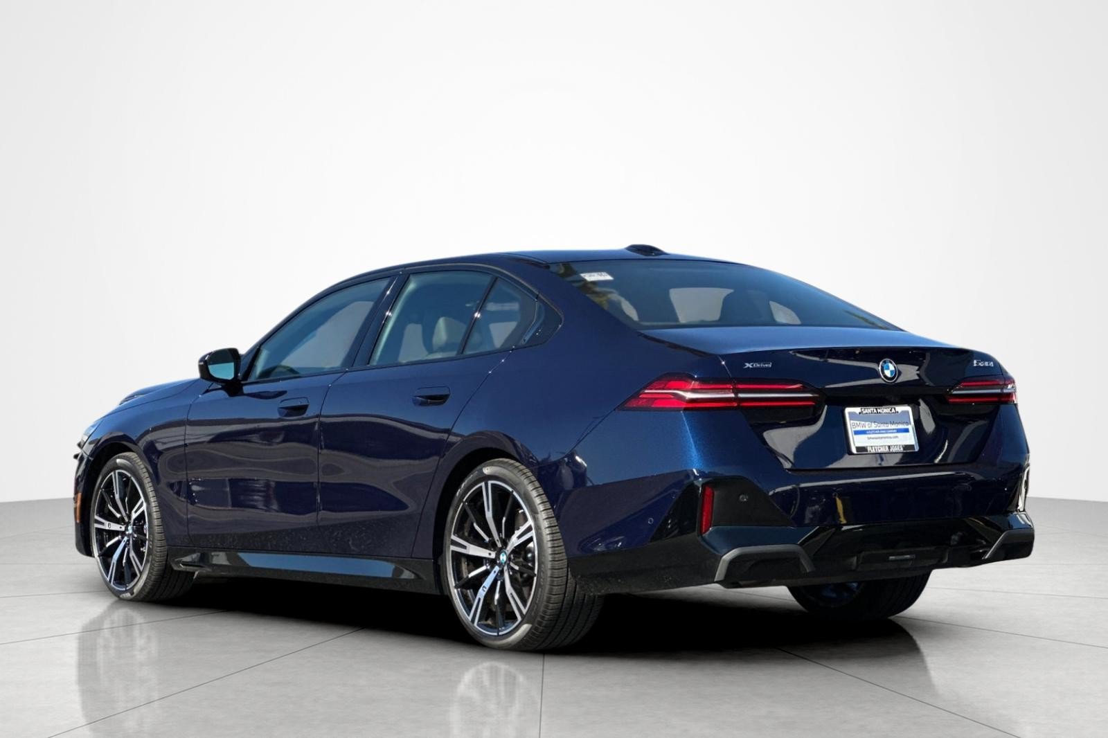 Used 2025 BMW 530i xDrive w/ M Sport Package AWD/4WD image 3