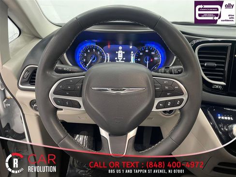 Used 2023 Chrysler Pacifica Touring-L FWD image 29