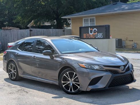 Used 2018 Toyota Camry SE FWD image 1