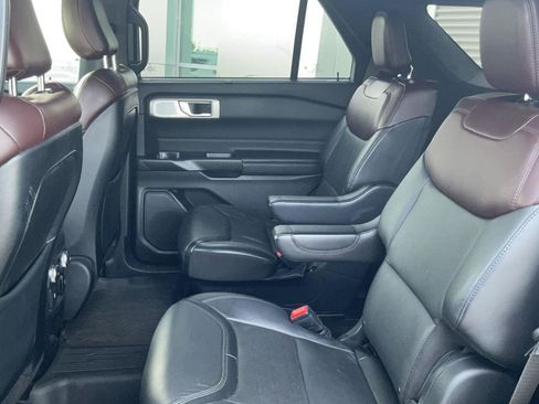 Used 2020 Ford Explorer Platinum w/ Premium Technology Package AWD/4WD image 21