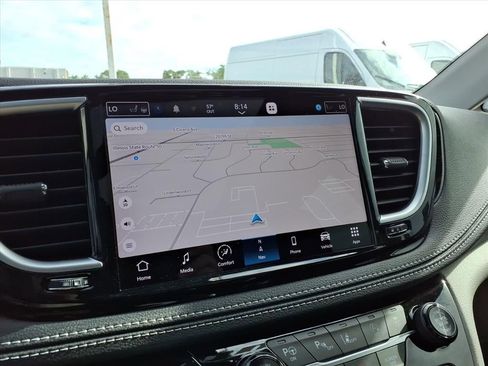 Used 2023 Chrysler Pacifica Limited FWD image 19