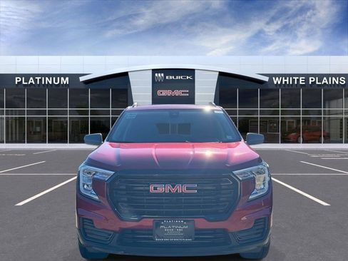 Used 2024 GMC Terrain SLE w/ Driver Convenience Package image 2