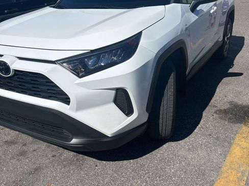 Used 2021 Toyota RAV4 LE image 1