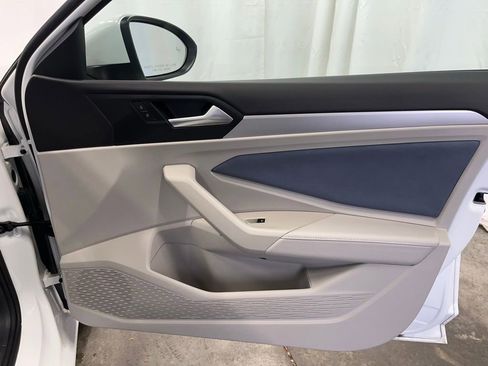 Certified 2025 Volkswagen Jetta SE image 12