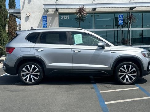 Used 2022 Volkswagen Taos SE AWD/4WD image 3