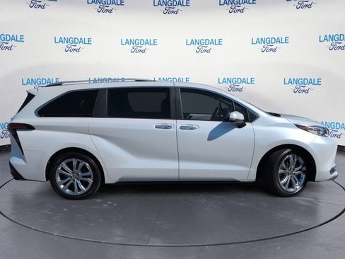 Used 2022 Toyota Sienna Platinum image 3