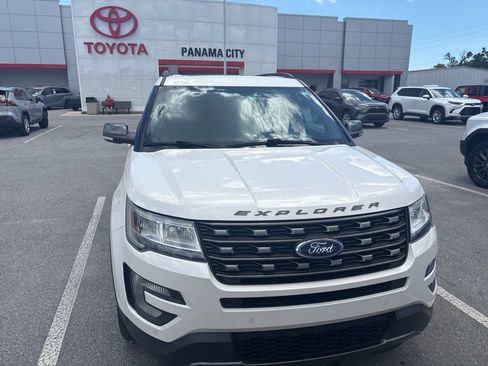 Used 2017 Ford Explorer XLT w/ Equipment Group 202A FWD image 10